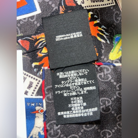 100% Gucci Silk Monogram Courrier Print Scarf - Picture 7 of 13